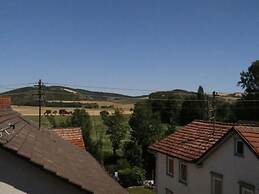 Welcoming Apartment Near Lake