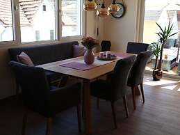 Welcoming Apartment Near Lake