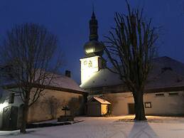 Welcoming Apartment Near Lake