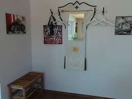 Welcoming Apartment Near Lake