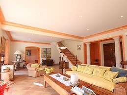 Vibrant Holiday Home With Private Pool