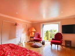 Vibrant Holiday Home With Private Pool