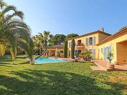 Vibrant Holiday Home With Private Pool