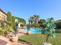 Vibrant Holiday Home With Private Pool