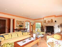 Vibrant Holiday Home With Private Pool