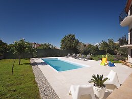 Nicely Decorated Apartment With Private Pool