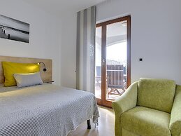 Nicely Decorated Apartment With Private Pool