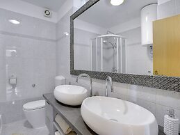 Nicely Decorated Apartment With Private Pool