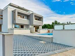New Villa With Pool and Roof Terrace