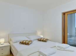 New Villa With Pool and Roof Terrace