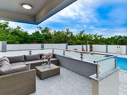 New Villa With Pool and Roof Terrace