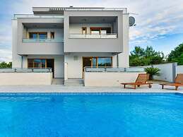 New Villa With Pool and Roof Terrace