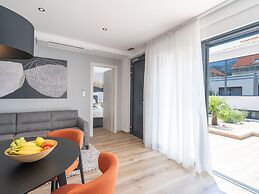 Apartments Villa Royale - Luxury One Bedroom Apartment With Terrace