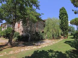Farmhouse With Spacious Garden and Pool