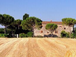 Farmhouse With Spacious Garden and Pool