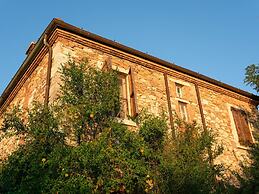 Farmhouse With Spacious Garden and Pool