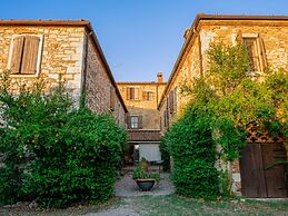 Farmhouse With Spacious Garden and Pool