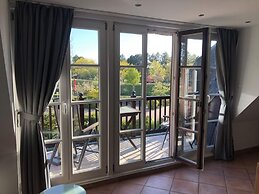 Bi de Kark Modern Retreat