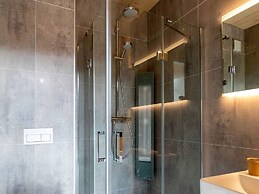 Modern Holiday Home With sun Shower