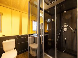 Nice Safari Tent With Bathroom at a Holiday Park Near Lauwersmeer Nati