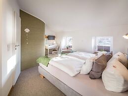 Apartment Pond View Comfortable Vacation Home