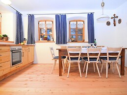 Sunny Holiday Home Near the Forest
