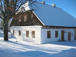 Sunny Holiday Home Near the Forest