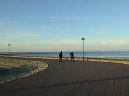 Dyke Space 50 m to the Beach sea