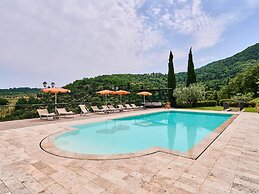 Spacious Apartment With Swimming Pool