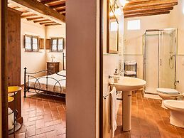 Spacious Apartment With Swimming Pool