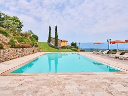 Spacious Apartment With Swimming Pool