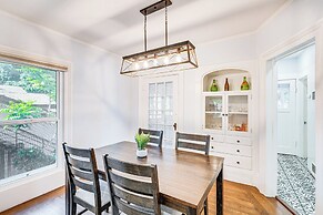 Bright Woodland Apartment: Walk to Main Street