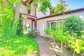 Bright Woodland Apartment: Walk to Main Street
