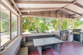 Bright Woodland Apartment: Walk to Main Street