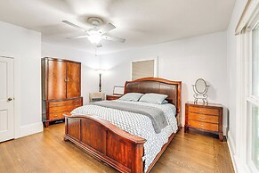 Bright Woodland Apartment: Walk to Main Street