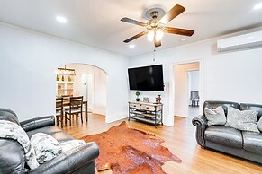 Bright Woodland Apartment: Walk to Main Street