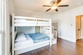 Bright Woodland Apartment: Walk to Main Street