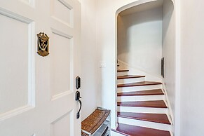 Bright Woodland Apartment: Walk to Main Street
