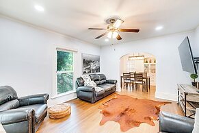 Bright Woodland Apartment: Walk to Main Street