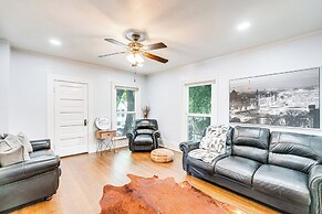 Bright Woodland Apartment: Walk to Main Street