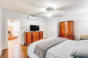 Bright Woodland Apartment: Walk to Main Street
