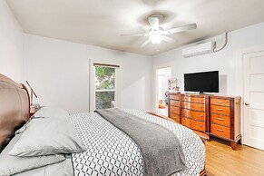 Bright Woodland Apartment: Walk to Main Street