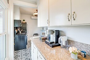 Bright Woodland Apartment: Walk to Main Street
