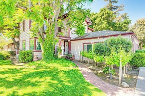 Bright Woodland Apartment: Walk to Main Street