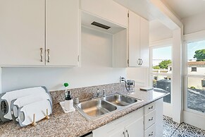 Bright Woodland Apartment: Walk to Main Street
