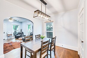 Bright Woodland Apartment: Walk to Main Street