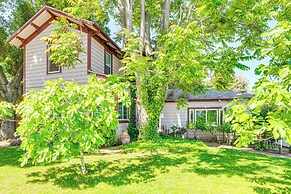 Bright Woodland Apartment: Walk to Main Street