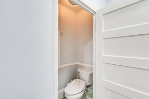 Bright Woodland Apartment: Walk to Main Street