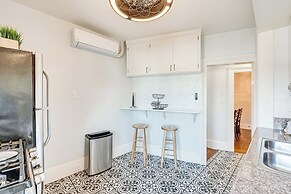 Bright Woodland Apartment: Walk to Main Street