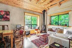 Unique & Serene Retreat, 7 Mi to Downtown Portland
